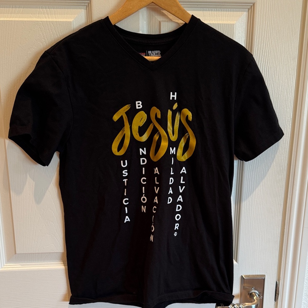 Black T-Shirt with Gold and White Spanish Text. Jesus.  New.